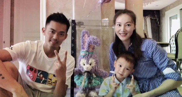 林丹携儿子为太太谢杏芳庆生，惊喜礼物曝光，夫妻恩爱甜蜜合影