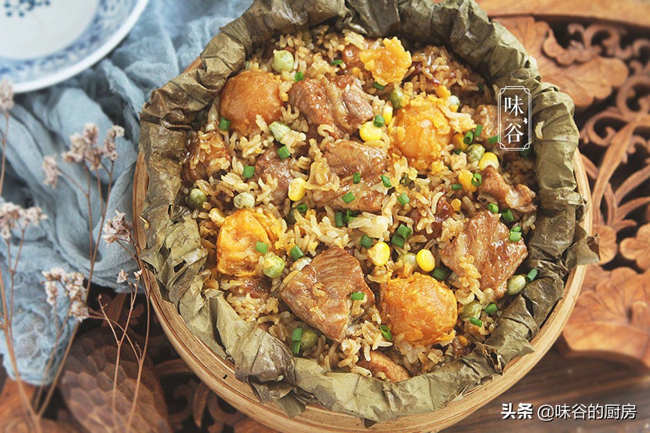 最近家人就馋这饭，裹上叶子一起蒸，清香不油腻，既是主食也是菜