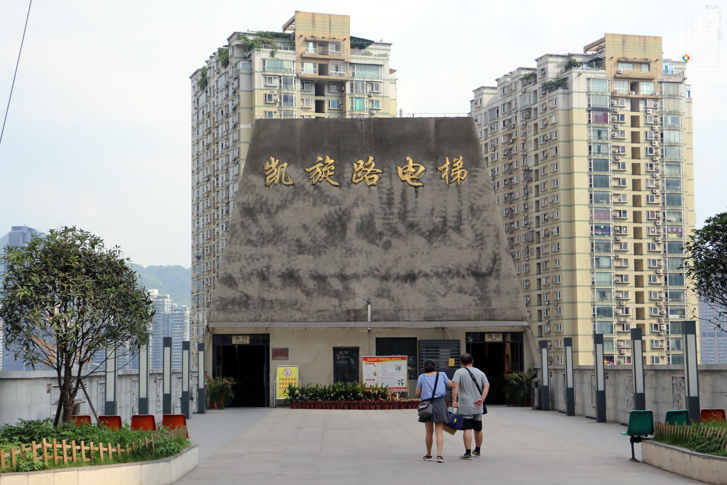 重庆人每天的交通工具，2元一次的电梯，不是景点游客却络绎不绝