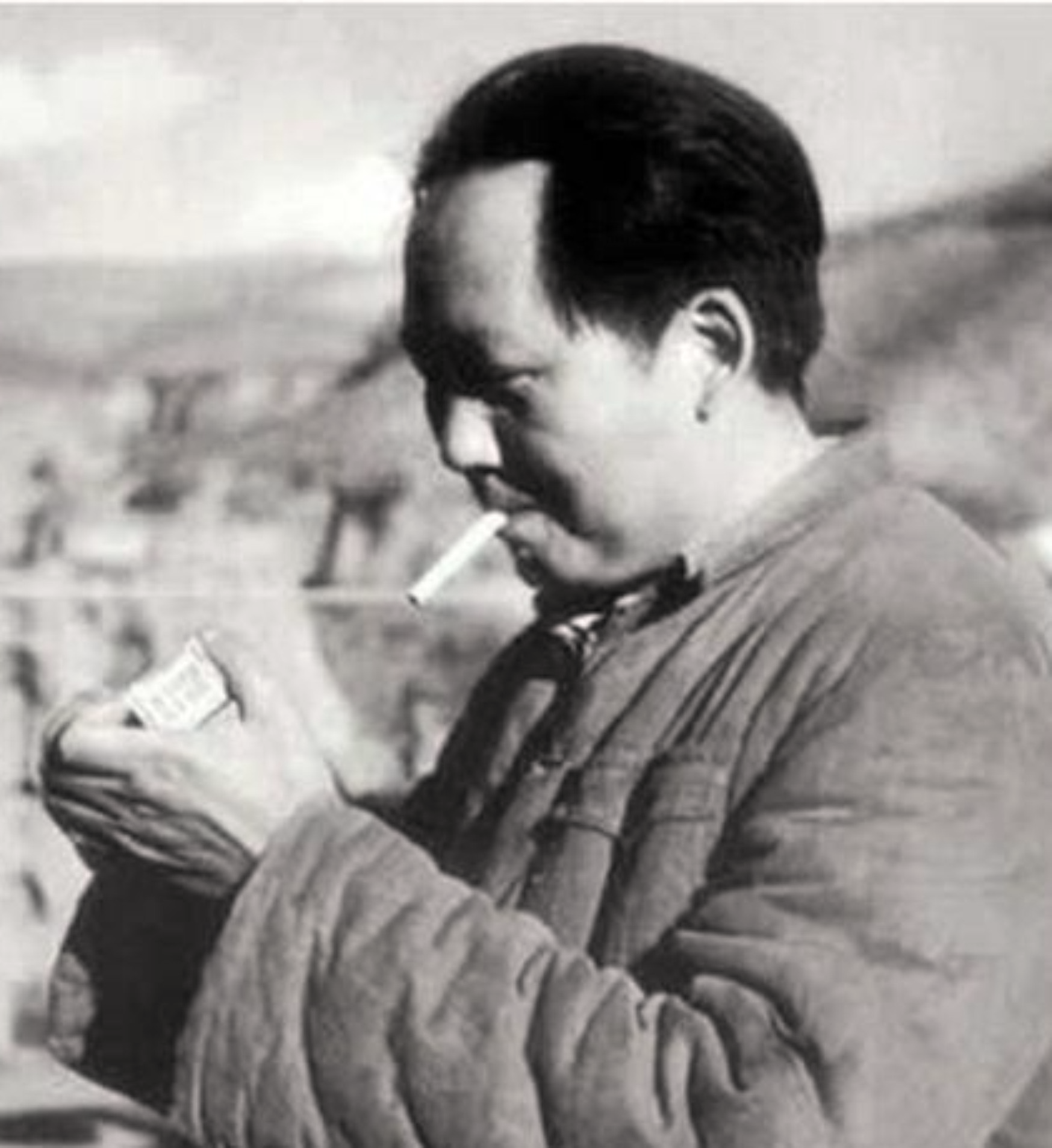 前有黄河，后有追兵，周恩来万分焦急，毛泽东却淡定说道：拿烟来