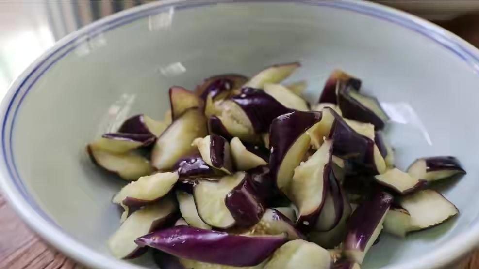 To fry eggplant, put the oil first, it is wrong. The chef teaches you