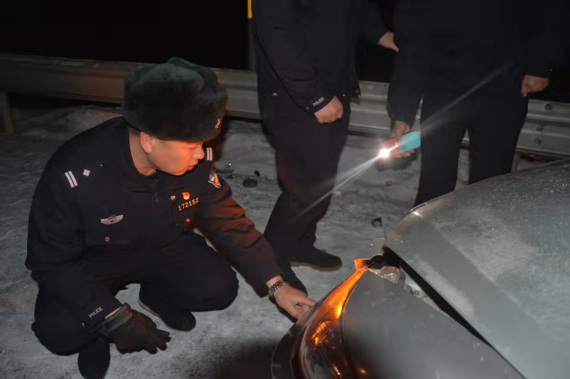 民警及时救助失控车辆