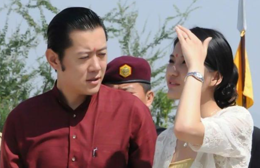 29岁不丹王后怀二胎后地位倍增，国王全程搀扶，太王太后帮看孩子