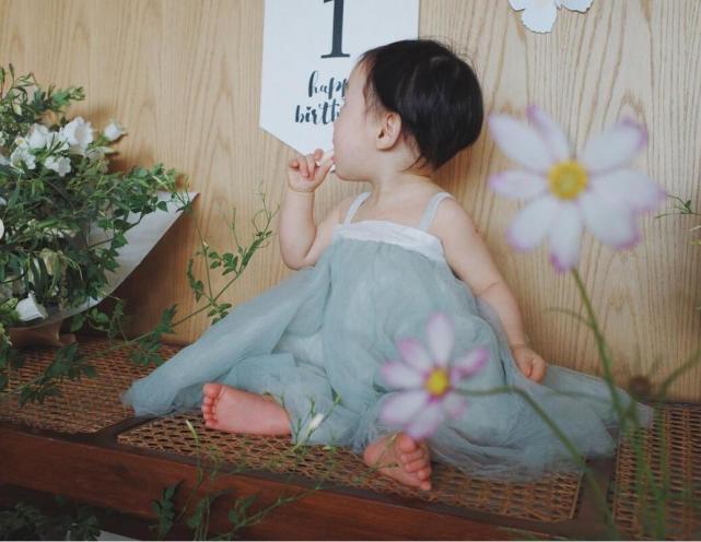 余文乐女儿1岁生日，王棠云晒小初心高清无码照，皮肤白皙超可爱