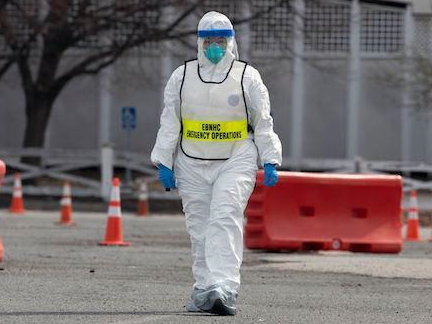 美国民众直接愤怒了！近10万人丧生后，特朗普竟