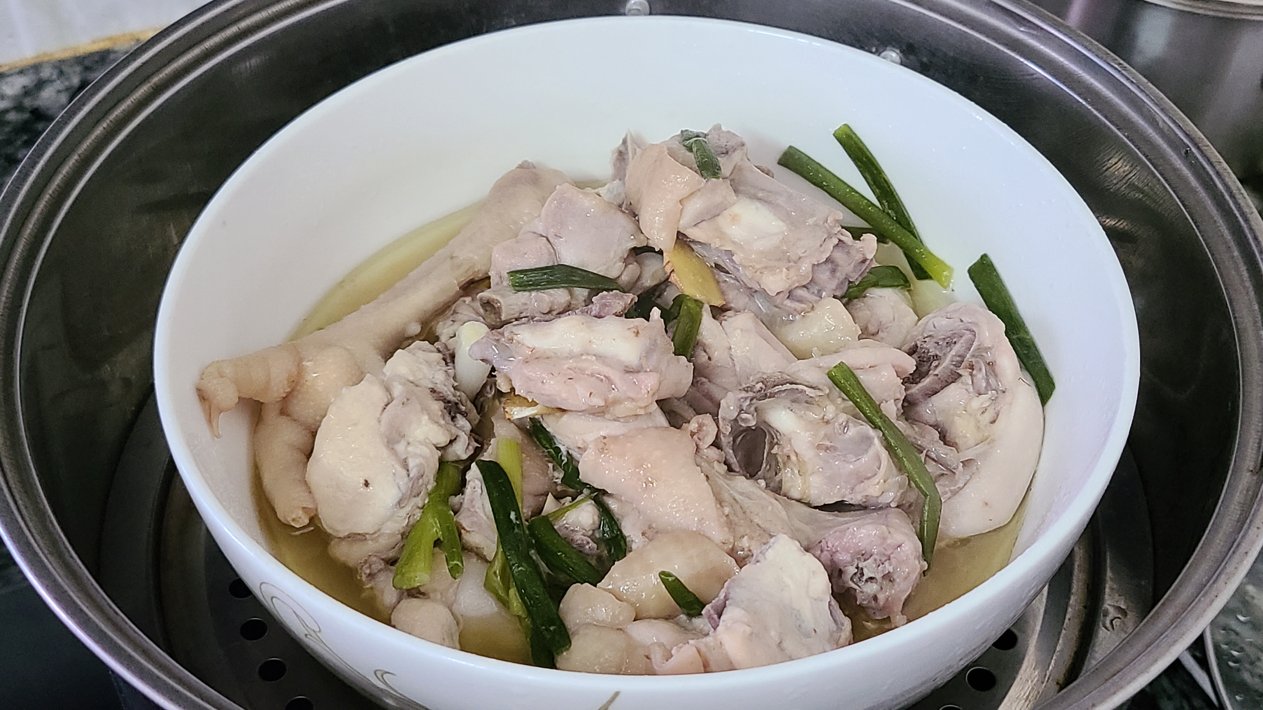 鸡肉这种做法很少见，做出来的鸡肉香味浓味道好，下酒下饭都很棒