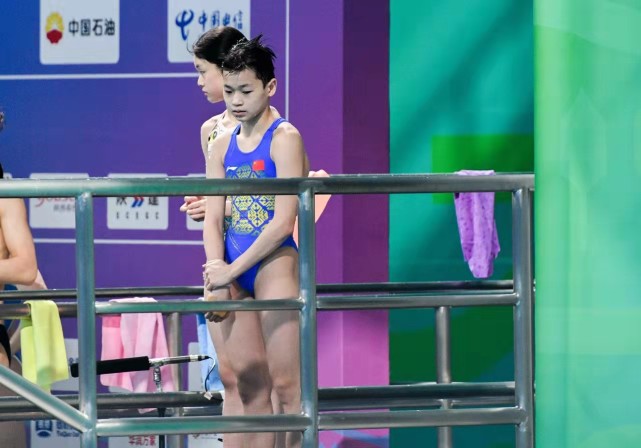 霸气！全红婵夺首金很平静！颁奖时一直玩玩具，4天后她冲第二金