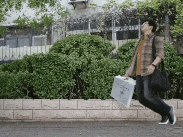 《江山如此多娇》撞上《山海情》，四个细节一