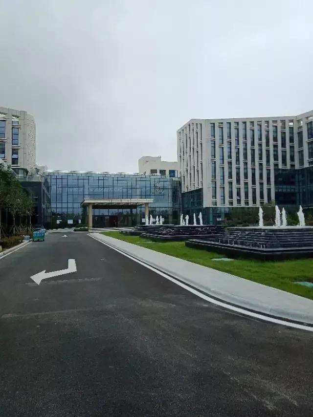 鲁抗医药再一次震撼了济宁西郊。老厂区的百米烟囱爆破了