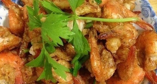 Food selection: braised peppers, salt and pepper shrimp, minced chicken and ham stuffed mushrooms, spicy bullfrog