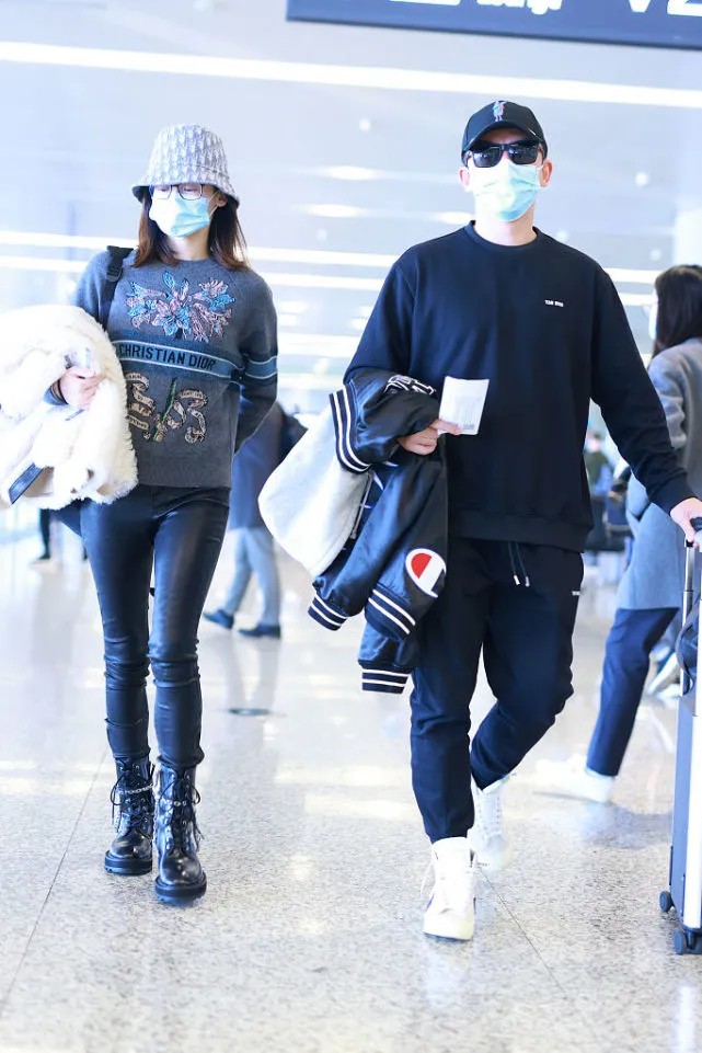 郑恺携妻走机场，二人都手拿外套好默契，苗苗