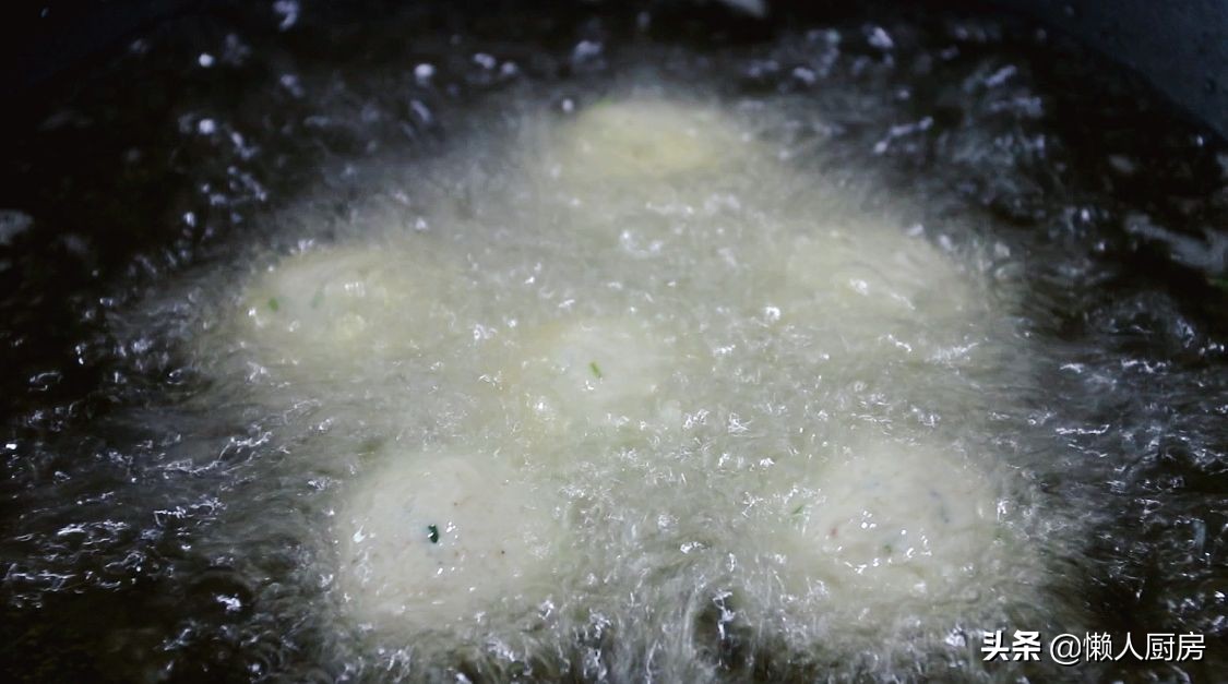 豆腐不用切，擠掉水分，比紅燒的豆腐更好吃，外脆里嫩