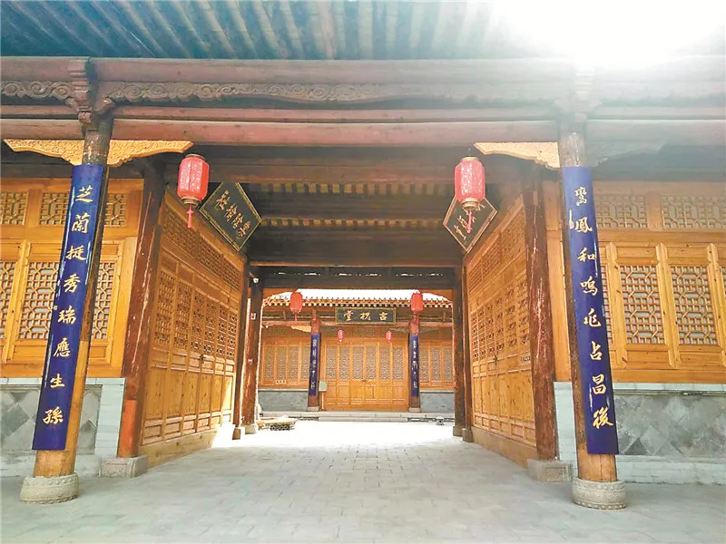李铭汉故居的楹联匾额