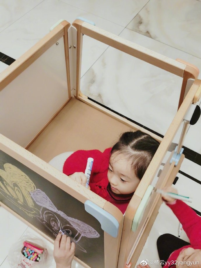 杨威带双胞胎女儿做手工，父女仨面对面像照镜子，豪宅奢华有品位