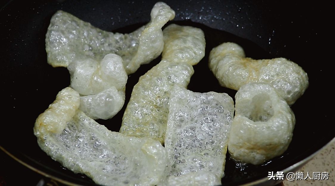 掌握好這些技巧，炸出來的豬皮蓬鬆，有人憑藉著炸豬皮年收入百萬