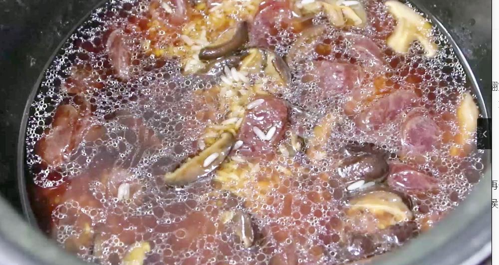 把臘腸丟進大米里，太厲害了，鮮香又美味，不愧是老保姆的拿手菜