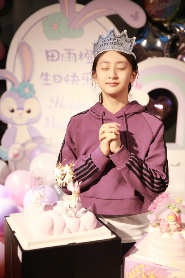 田亮夫婦為女兒慶生，一家四口幸福同框，13歲森碟身高直追爸媽