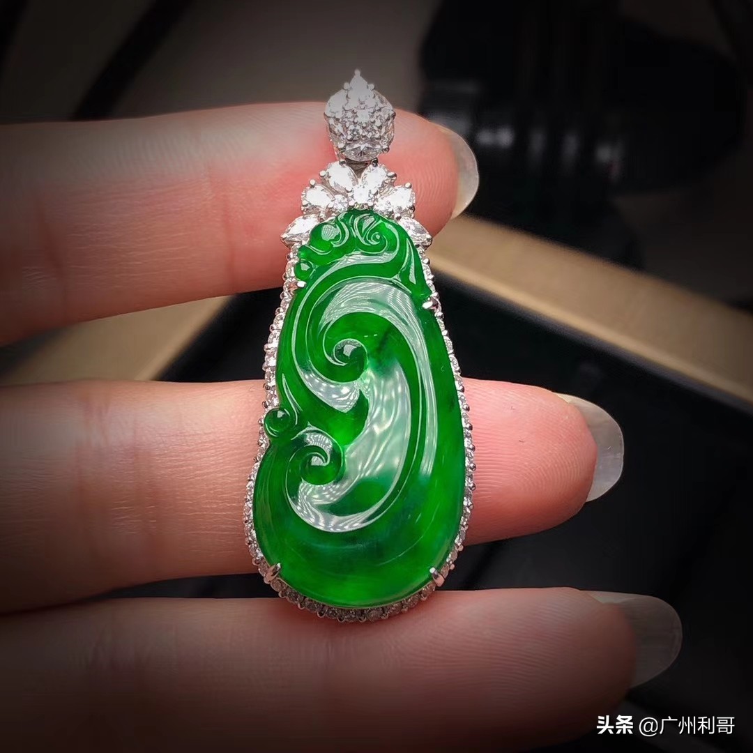 翡翠饰品,高档次翡翠首饰吊坠,是这样的(男士戴手串要几颗珠子好) 第1