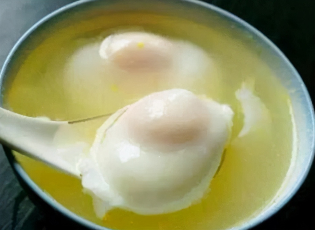 煮荷包蛋，沸水下锅是大错！做好这3步，圆润完整，不散花不起沫