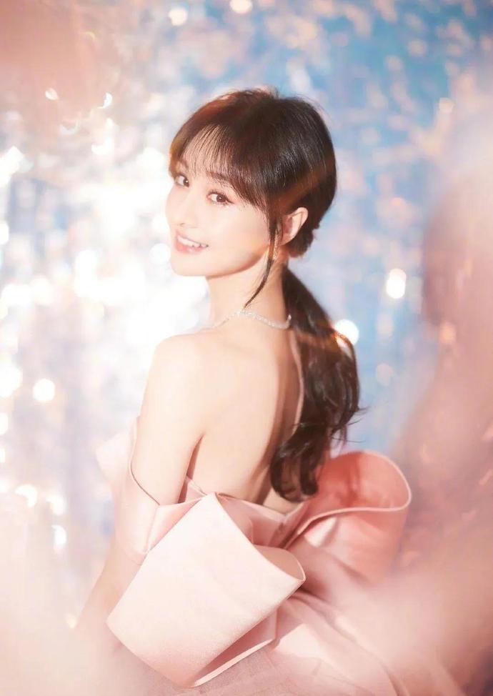 郑爽接演电影版《花千骨》，粉丝烧照片脱粉，