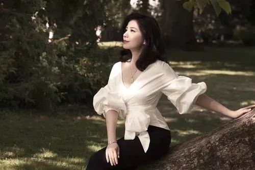 香港美人钟楚红引热议：奚梦瑶醒醒，这才是&ldquo;嫁恋爱不嫁朱门&rdquo;!