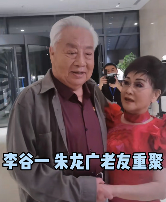 李谷一与朱龙广罕同框！穿紧身裙无一丝赘肉，