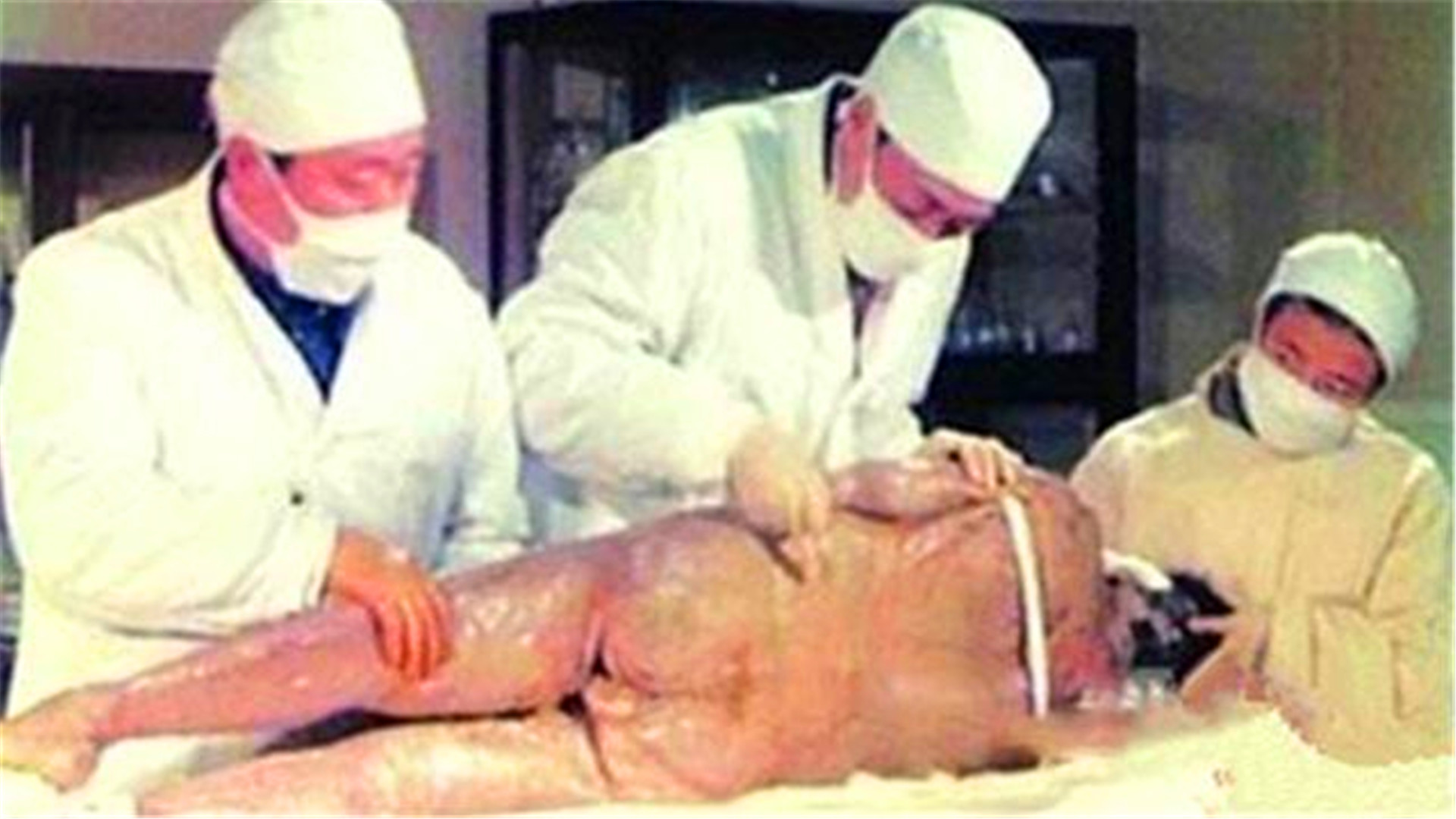 2000年前女尸无人敢解剖，年轻小伙自告奋勇，解