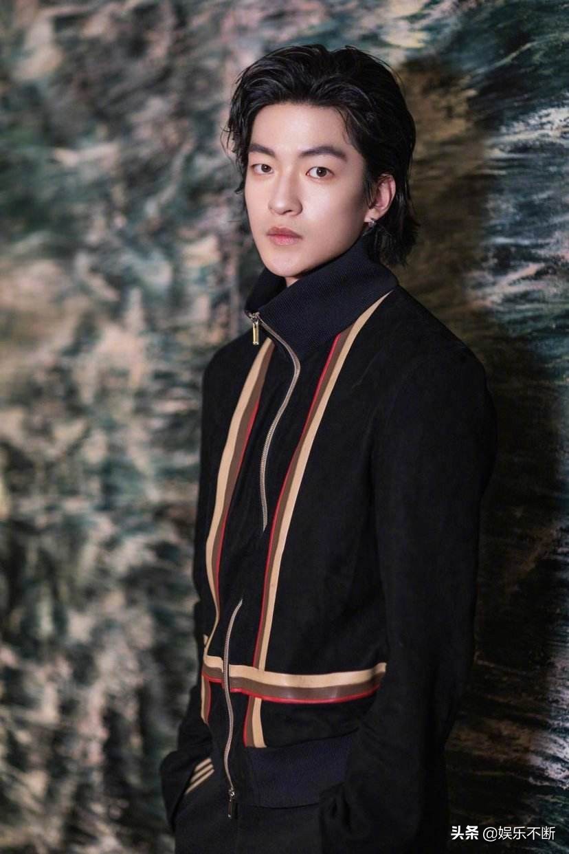 屈楚萧大胆否认恋情获赞，又因万籽麟发的一条