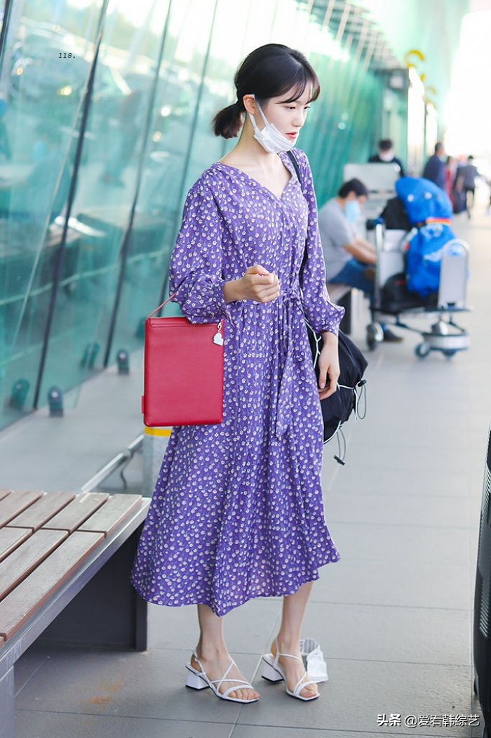 申艺恩身穿华丽连衣裙，展示少女般的气质，向