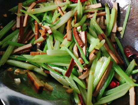 图片[5]-炒芹菜做法  多加1个步骤芹菜翠绿更清脆-起舞食谱网