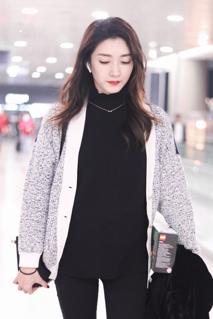 黑色系春季穿搭，如何用简单的黑色，打造出个人的穿搭风格