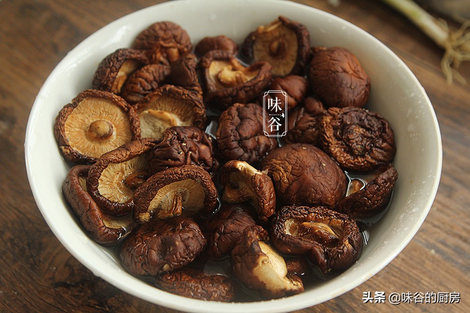 买香菇时，干香菇和鲜香菇哪个才好？原来差别可大呢，别再买错了
