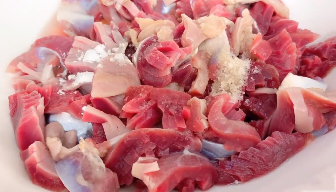 Stir-fried hot and sour duck gizzards homemade recipe, add one more step. The duck gizzards are crispy and refreshing, especially with wine and rice.