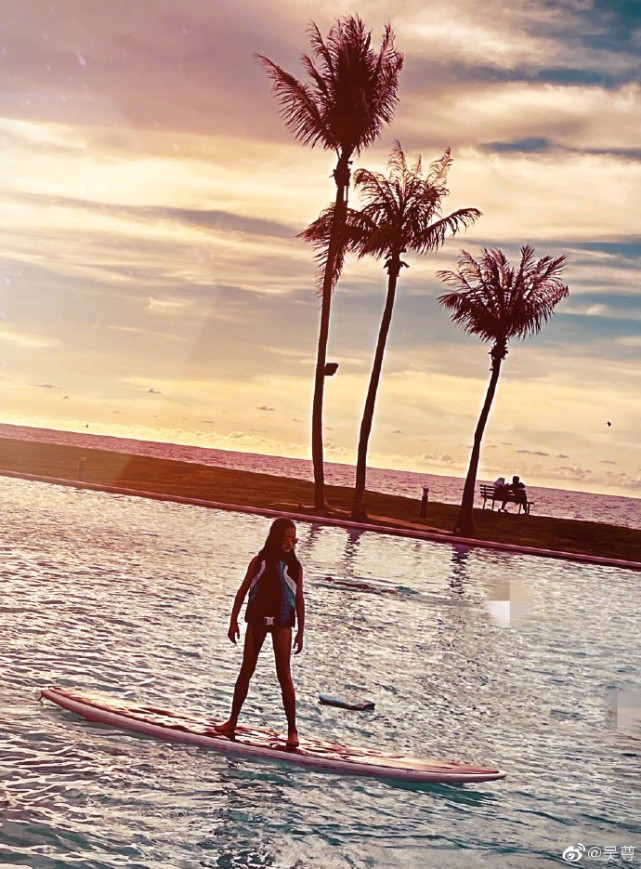 吴尊带儿女冲浪，10岁Neinei长腿抢镜，穿泳衣展超模气质