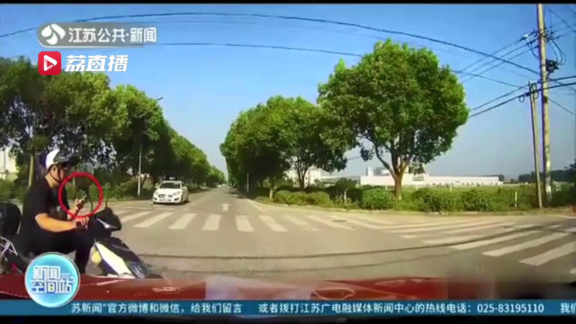 男子骑车看手机和汽车相撞 正确佩戴头盔保住了性命