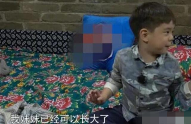 杜江一家游玩被偶遇，霍思燕手牵神秘小女孩，嗯哼抱玩具不撒手
