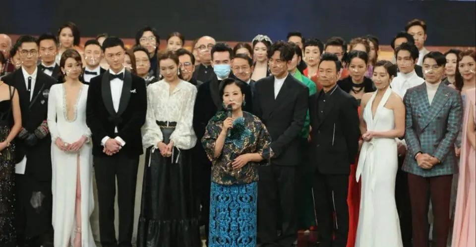 陳豪參加頒獎禮堪稱最佳防疫，3歲女兒看直播隔著屏幕對爸爸撒嬌