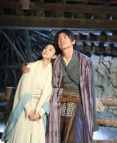 陈妍希掐点为老公庆生超甜蜜，晒陈晓父子俩睡觉照，星星睡姿可爱