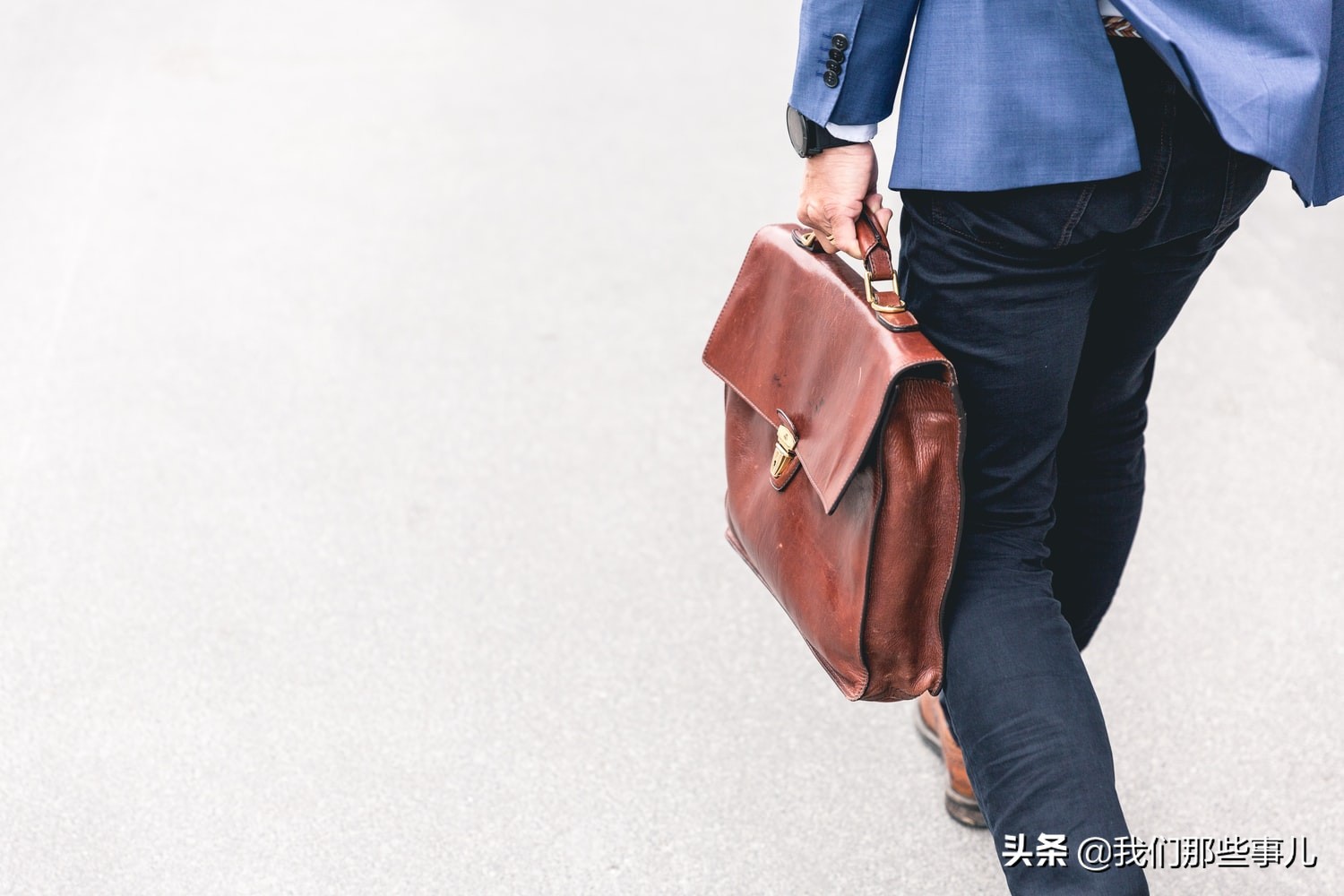 人在單位，不要和任何同事走得太近