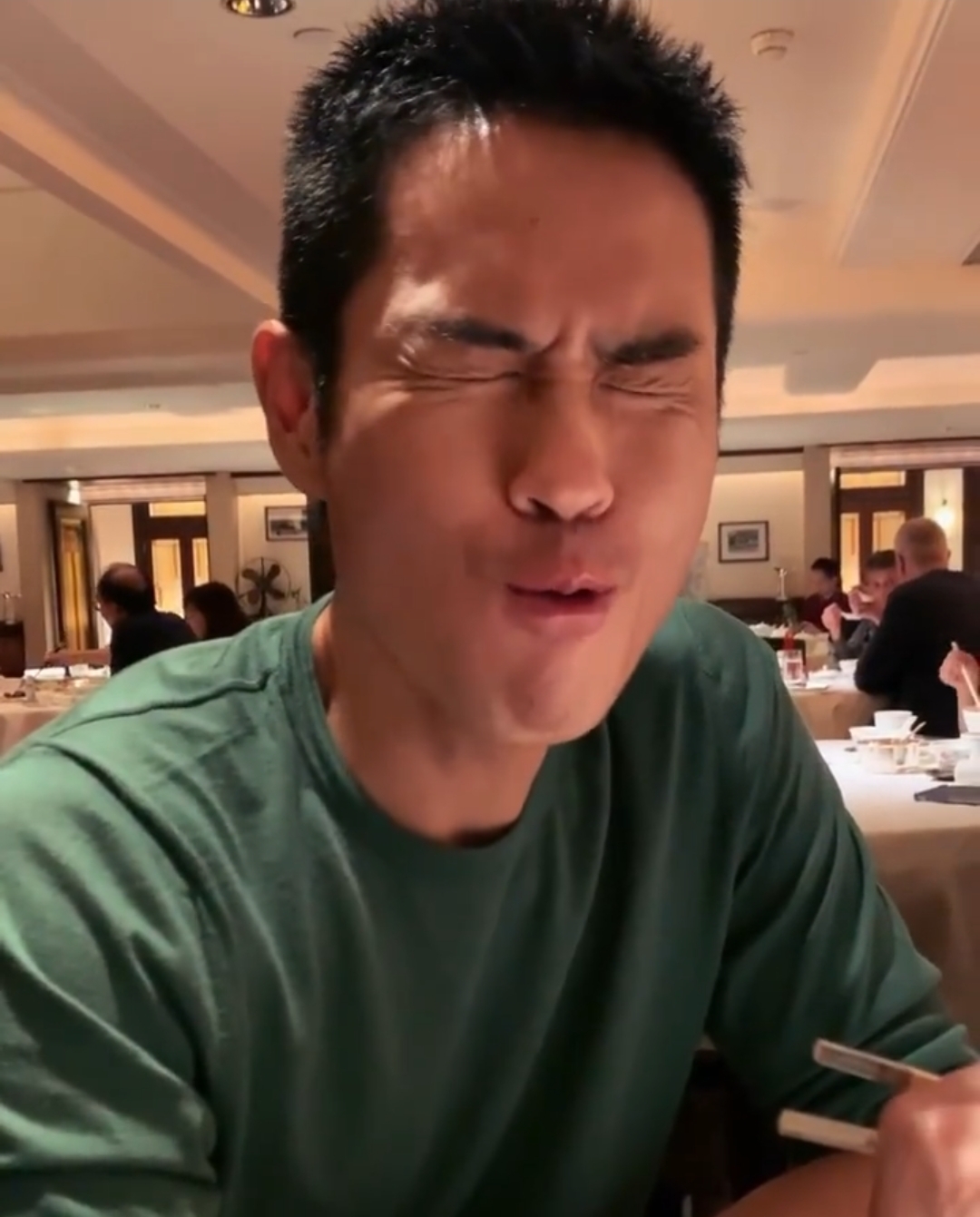 郑嘉颖小22岁娇妻陈凯琳晒生活日常庆生，一家四口泳池玩水超幸福