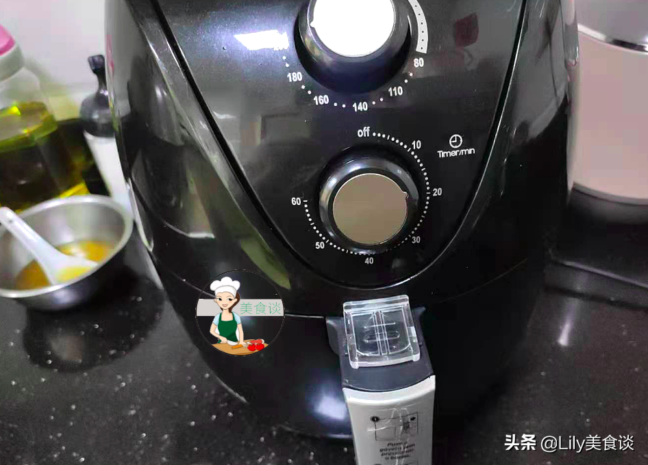 炸排骨時，別直接就下鍋炸，教你一招，排骨外焦里嫩，簡單又營養