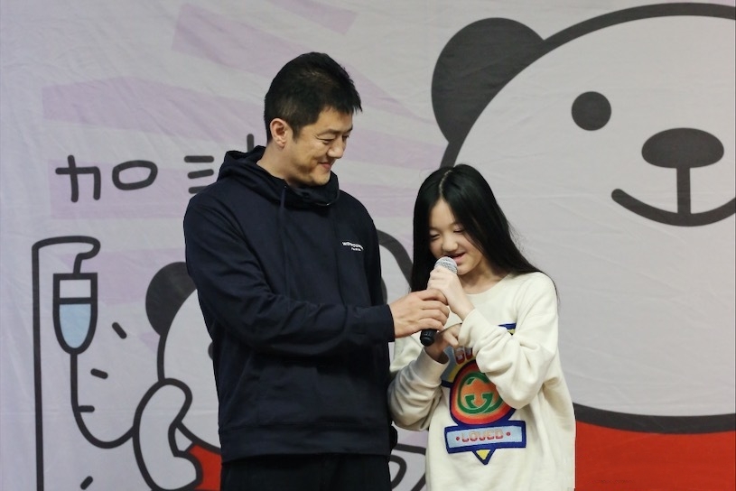 李嫣踩点晒父女相拥照为父庆生，李亚鹏幸福感慨：养女当如李宝嫣