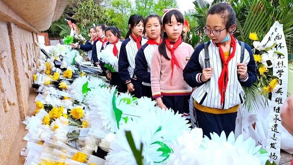 追寻先烈足迹 弘扬革命精神——南充市大北街小学开展清明祭扫活动