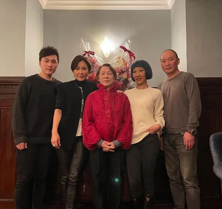 52岁刘嘉玲为弟媳庆生，结婚12年没生子，8亿身家