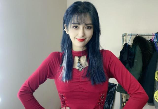 女人哪有三星比赛重要！性感Rita在线撩人，管大校目不斜视