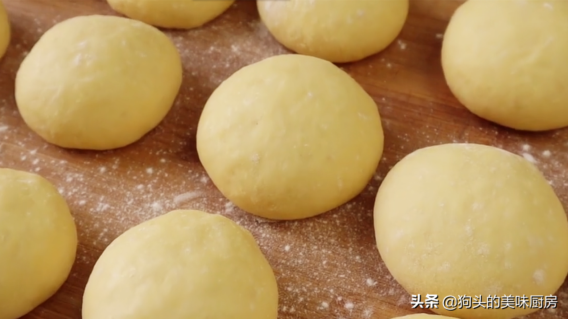 一碗麵粉，3個雞蛋，手指一戳一轉，香甜鬆軟，比買的麵包還好吃