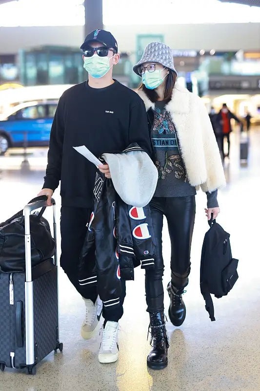 郑恺携妻走机场，二人都手拿外套好默契，苗苗