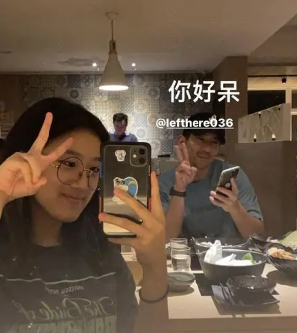 賈靜雯參加名媛聚會，站位邊緣不輸陣，孫芸芸親自為波妞做美甲