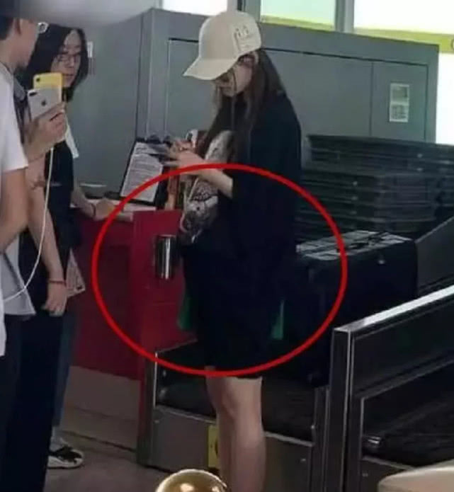 唐嫣产后首现身要复出？穿蓝色裙装难掩身材走样，如今仍未恢复