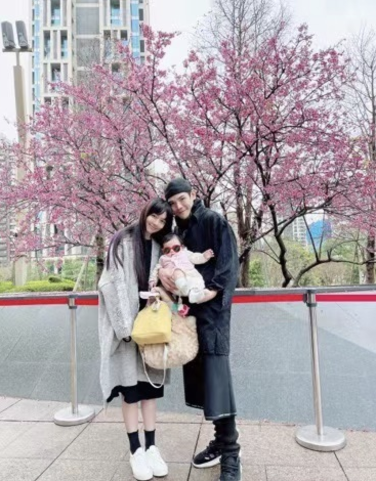 向佐溫馨全家福曝光，女兒長得像混血兒，手臂和郭碧婷手腕一樣粗
